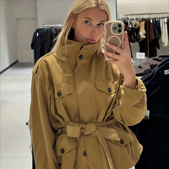 Damen Taillierte Utility-Jacke mit Bindegürtel, hohem Stehkragen und Pattentaschen Nord Taschen