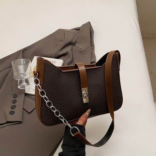 Damen stylische Umhängetasche mit geprägtem Design und dekorativer Kettenverzierung Nord Taschen