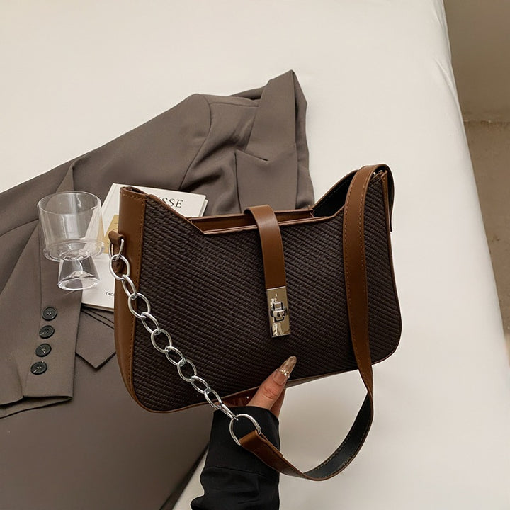 Damen stylische Umhängetasche mit geprägtem Design und dekorativer Kettenverzierung Nord Taschen