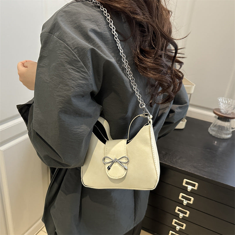 Damen-Handtasche mit verspieltem Schleifendetail und hochwertiger Kettenverzierung Nord Taschen