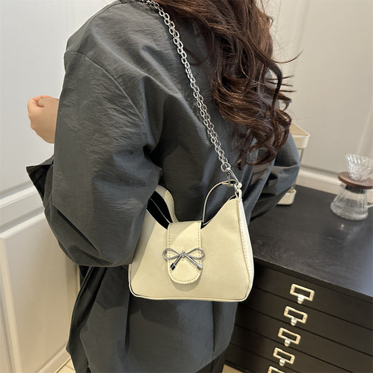 Damen-Handtasche mit verspieltem Schleifendetail und hochwertiger Kettenverzierung Nord Taschen