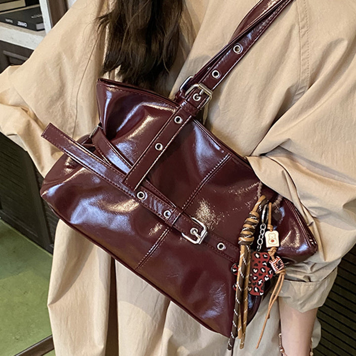 Damen Handtasche mit modernem, glänzendem Finish und verstellbarem Tragegurt Nord Taschen