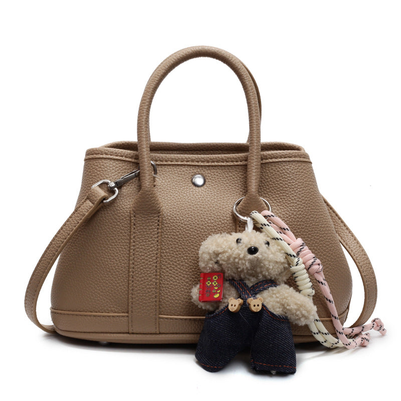 Damenhandtasche mit verspieltem Design und charmantem Plüschanhänger Nord Taschen