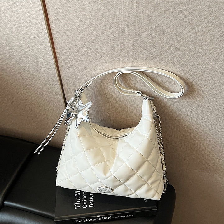Damen Schultertasche im modernen Steppdesign mit dekorativem Anhänger Nord Taschen