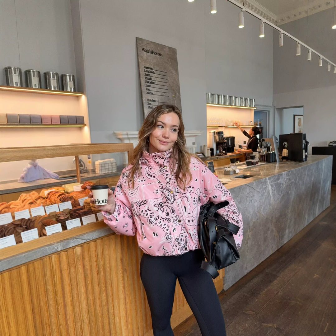 Damen Bedruckte Kapuzen-Übergangsjacke mit Bandana‑Print und Kängurutasche Nord Taschen