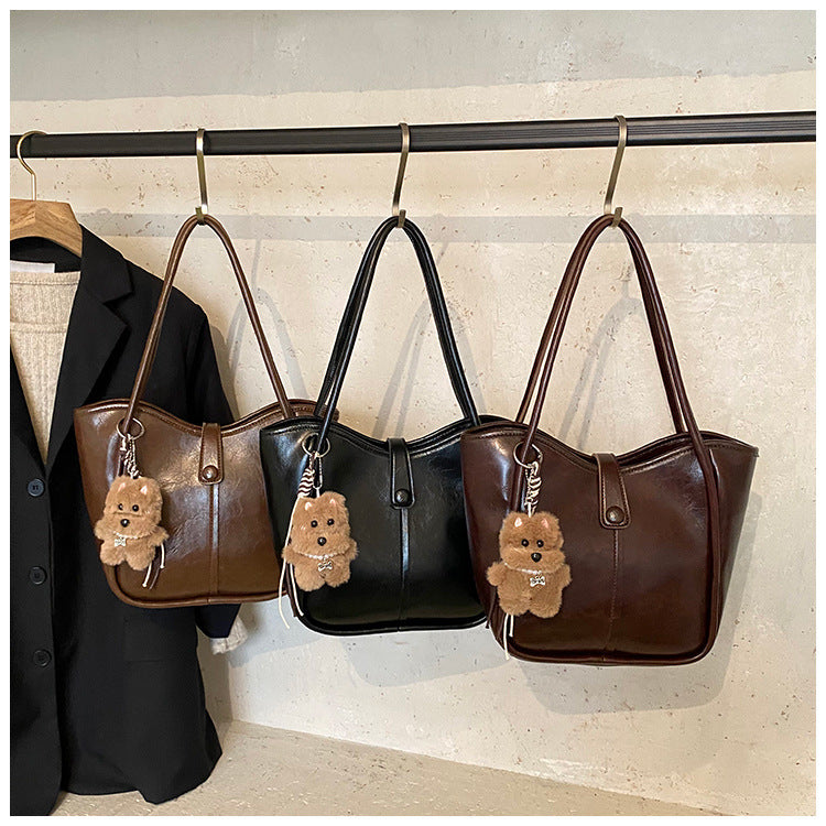 Damen moderne Handtasche mit verspieltem Plüschanhänger Nord Taschen