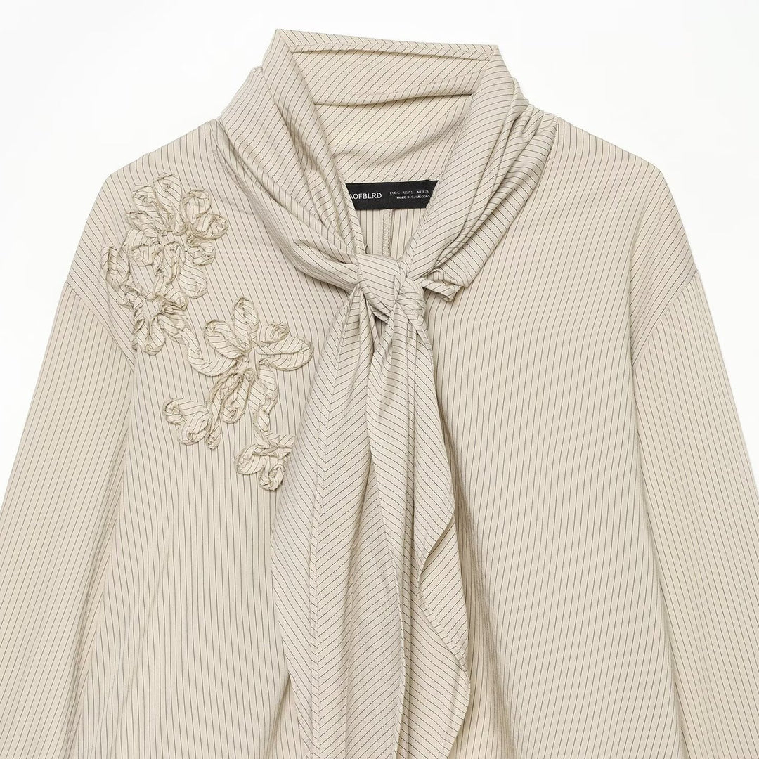 Damen Bluse mit Halstuchkragen, feinem Nadelstreifen und floraler Applikation Nord Taschen