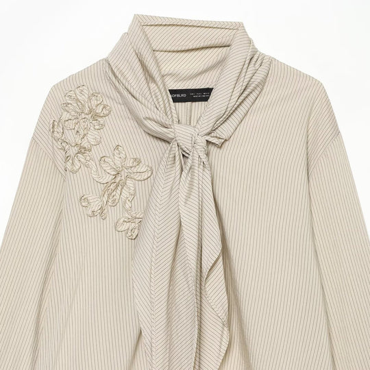 Damen Bluse mit Halstuchkragen, feinem Nadelstreifen und floraler Applikation Nord Taschen