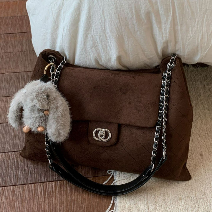 Damen modische Handtasche mit elegantem gestepptem Design und verspieltem Anhänger Nord Taschen