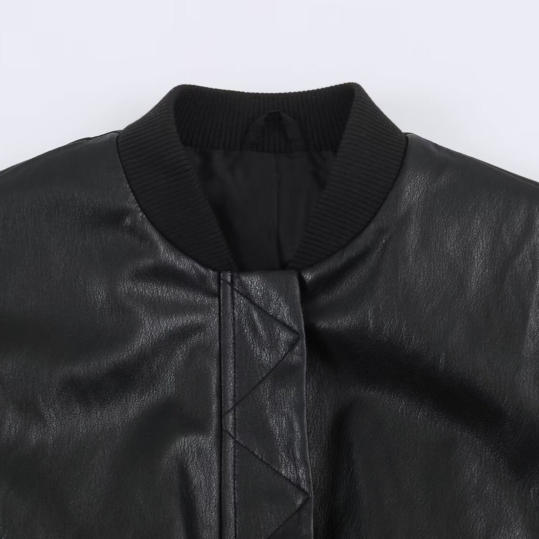 Damen Bomberjacke aus Lederoptik mit verdeckter Klappe, taillierendem Rippbund und schrägen Pattentaschen Nord Taschen