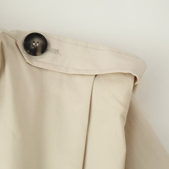Damen Kurzjacke im Trenchstil, doppeltreihig mit hohem Stehkragen und Taillensmock Nord Taschen