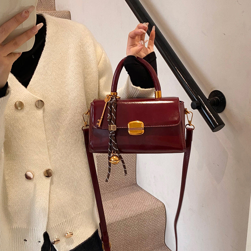Damen elegante Schultertasche mit exklusivem Schlüsselanhänger Nord Taschen