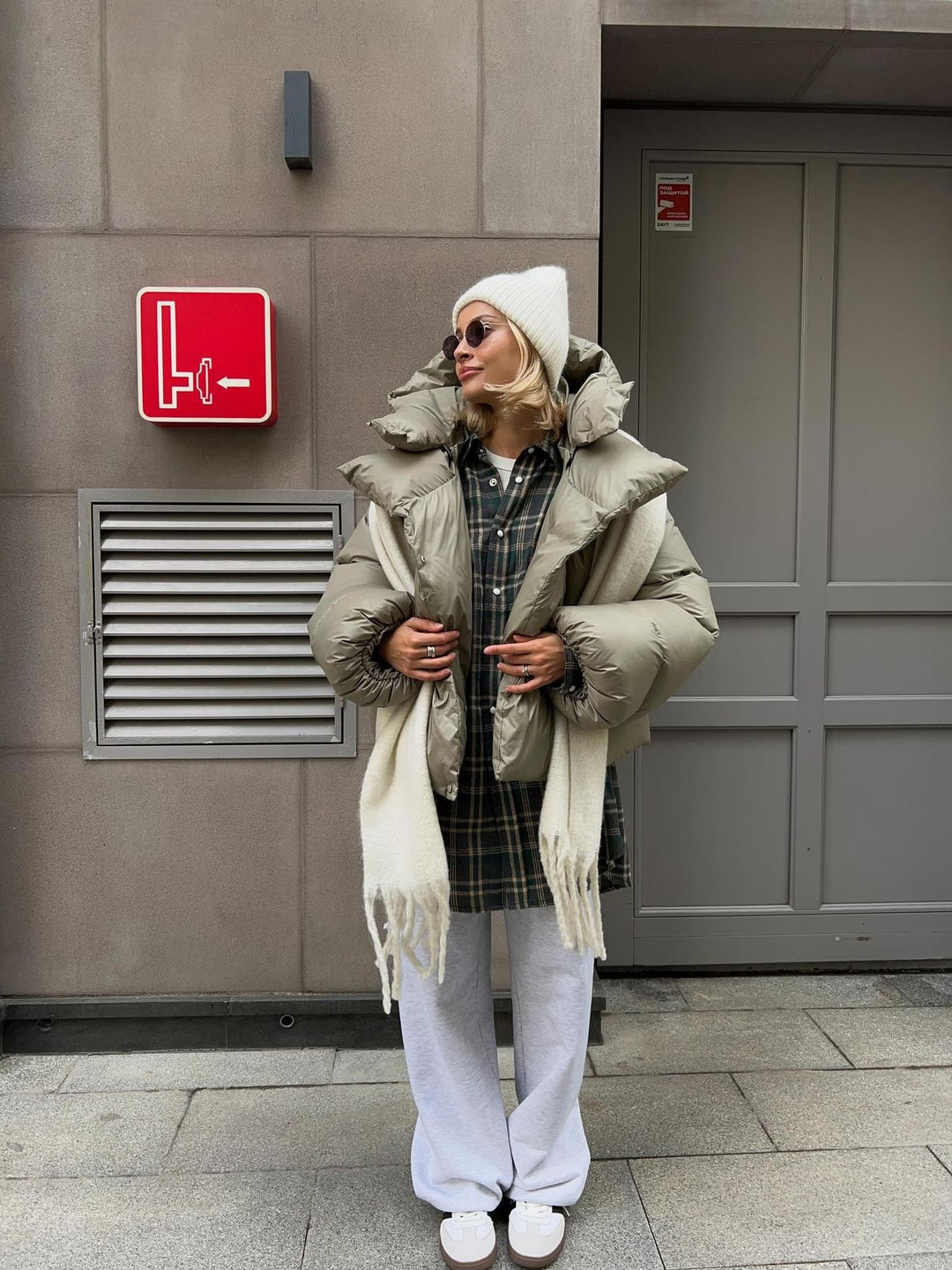 Damen extravagante Oversize Steppdaunenjacke mit extravoluminöser Kapuze Nord Taschen