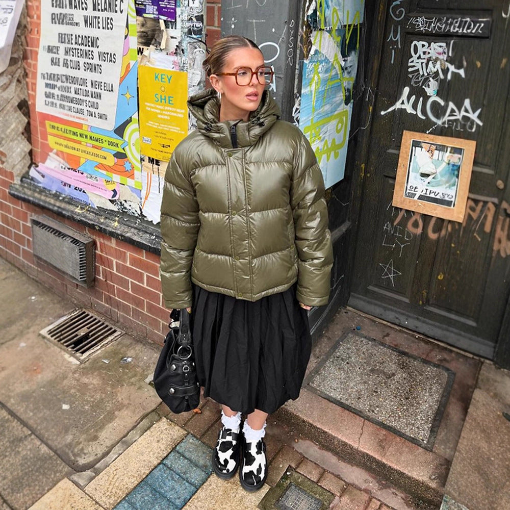 Damen Kurze glänzende Steppjacke mit Kapuze und boxy Silhouette Nord Taschen