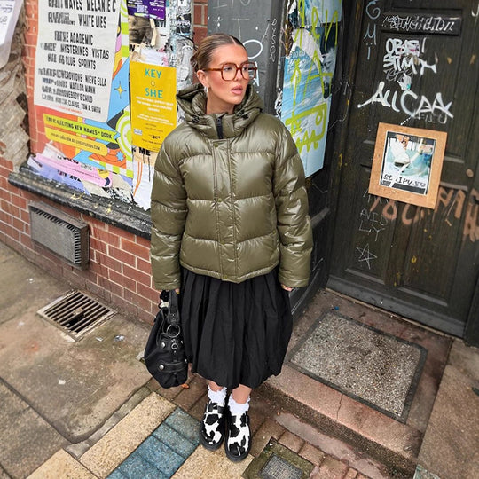 Damen Kurze glänzende Steppjacke mit Kapuze und boxy Silhouette Nord Taschen