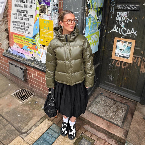 Damen Kurze glänzende Steppjacke mit Kapuze und boxy Silhouette Nord Taschen