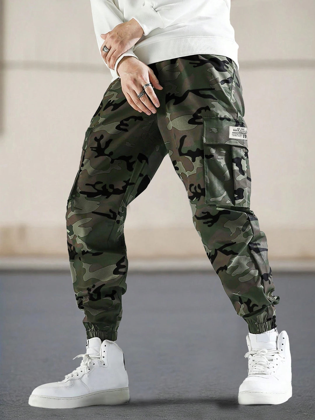Herren Cargohose im Joggerstil mit Tarnmuster, elastischem Bund und Knöchelbündchen Nord Taschen