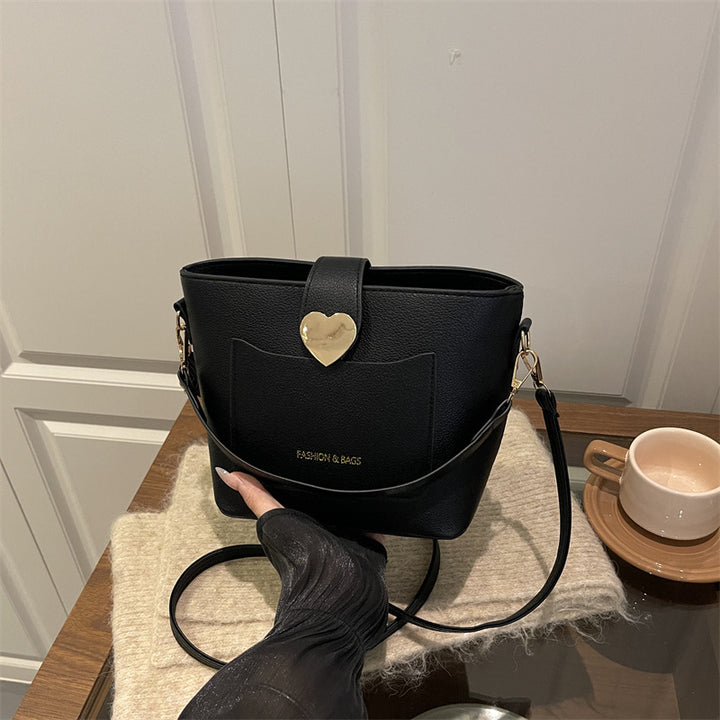 Damen Schultertasche mit herzförmigem Verschluss Nord Taschen