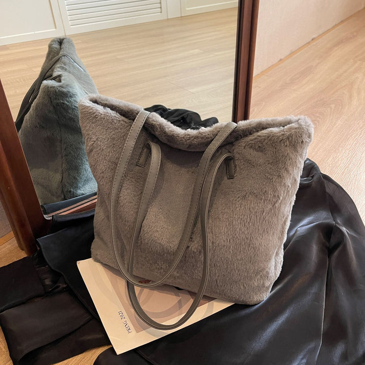 Damen elegante Henkeltasche aus kuscheligem Material Nord Taschen