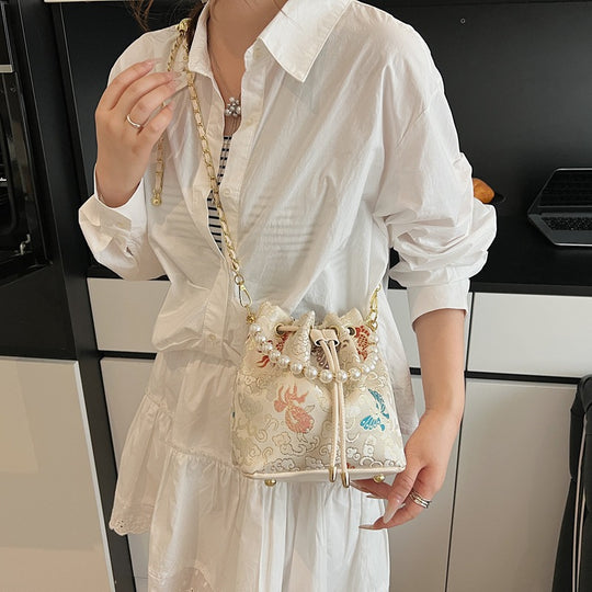 Damen Umhängetasche mit luxuriösem Perlenbesatz und floralen Details Nord Taschen