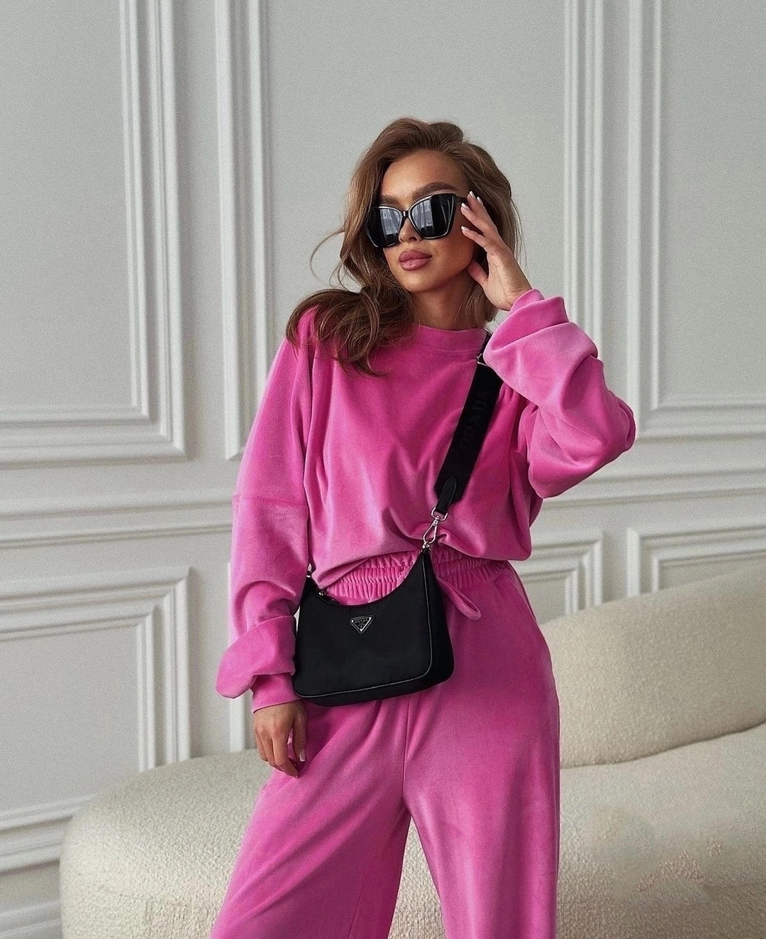 Damen luxuriöses Samt-Relax-Set mit Oversize-Crewneck und hochgeschnittener Gummibund-Jogger Nord Taschen