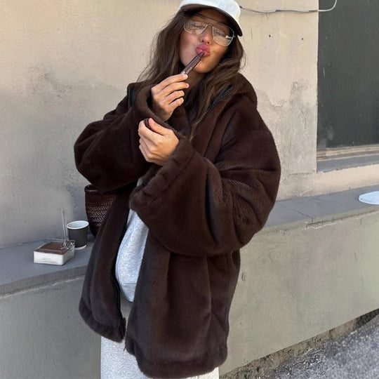 Damen Boxy-Kurzmantel aus veganem Fauxfur mit Kapuze, verdecktem Reißverschluss & lässiger Silhouette Nord Taschen