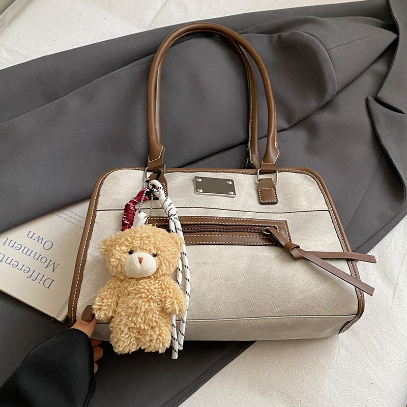 Damen Handtasche mit robustem Stoff und verspieltem Plüschanhänger Nord Taschen