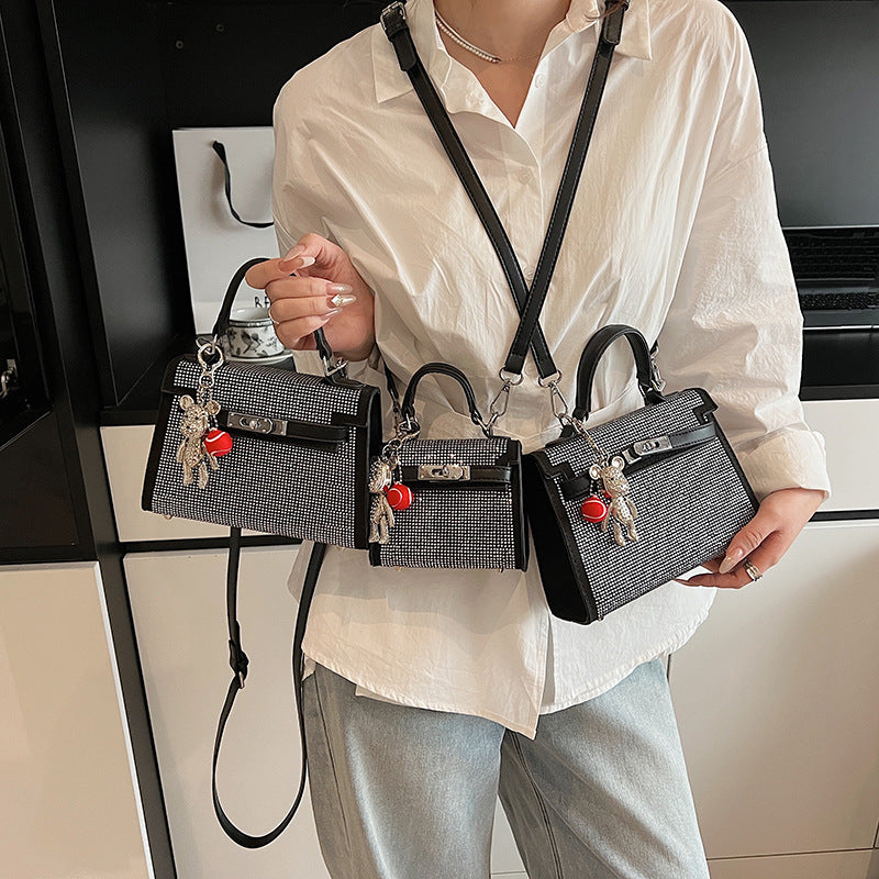 Damen Designer-Handtasche mit funkelndem Strass und verspieltem Anhänger | Nord Taschen