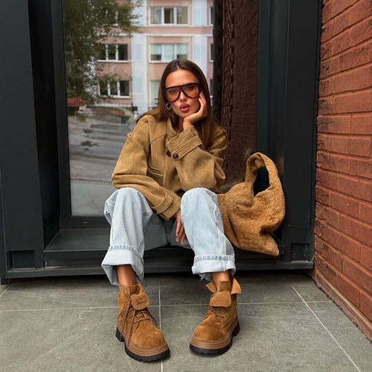 Damen Kurze doppeltreihige Veloursjacke mit Stehkragen, Ballonärmeln und aufgesetzten Taschen Nord Taschen