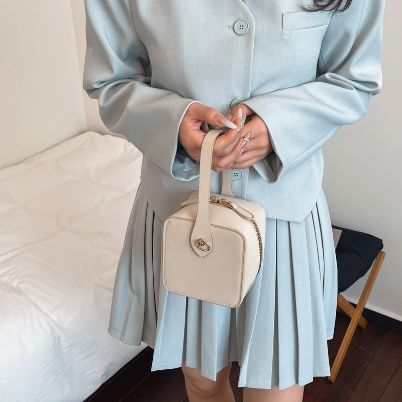 Damen Mini-Handtasche mit abnehmbarem Schulterriemen und elegantem Klappverschluss Nord Taschen