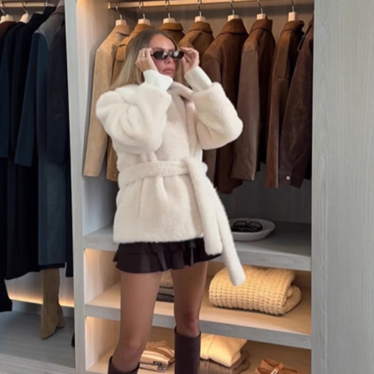 Damen Kurzjacke aus Teddy-Fauxfur mit Oversize-Kragen und Eingrifftaschen Nord Taschen
