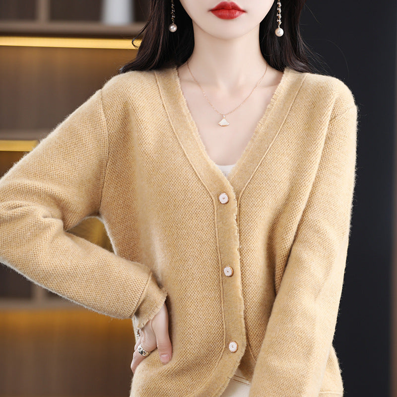 Damen Kurzgeschnittener V‑Ausschnitt‑Cardigan mit feinem Flor und Perlmuttknöpfen Nord Taschen