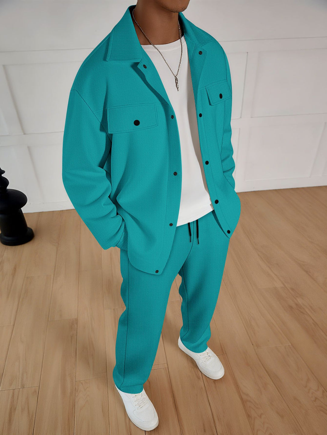 Herren zweiteiliges Overshirt-Lounge-Set mit aufgesetzten Klappentaschen, Kordelzug-Hose und feiner Waffelstruktur Nord Taschen