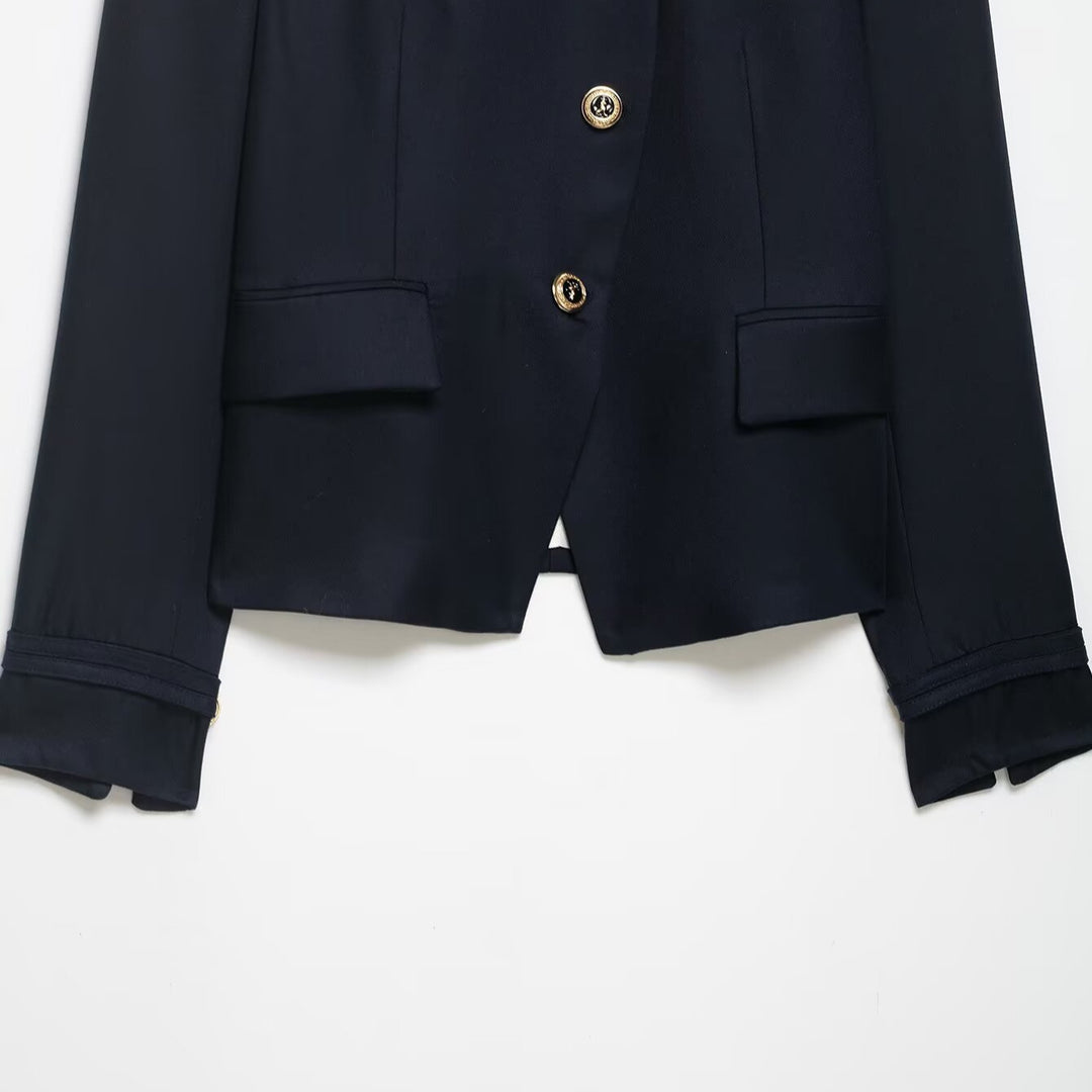 Damen Kastenloser Kurzblazer mit Stehkragen und goldenen Zierknöpfen Nord Taschen