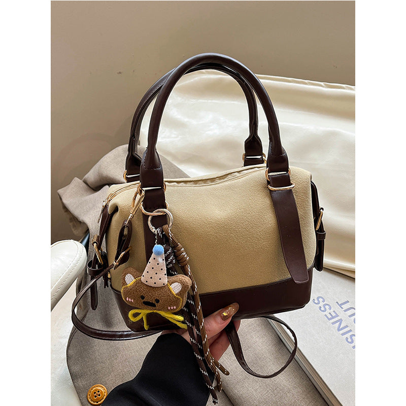 Damen Handtasche mit charmantem Tier-Anhänger und zwei Trageoptionen Nord Taschen
