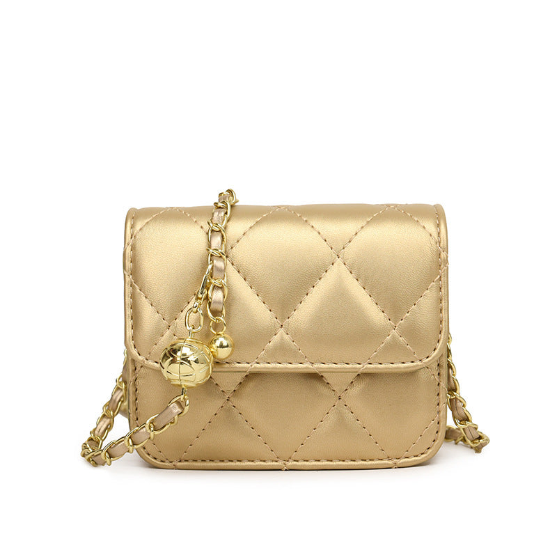 Damen Mini-Umhängetasche mit glänzender Kette und charmantem Anhänger Nord Taschen