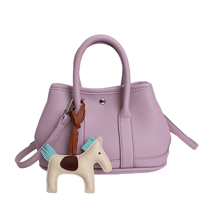 Damen Handtasche mit elegantem Design und verspieltem Anhänger Nord Taschen