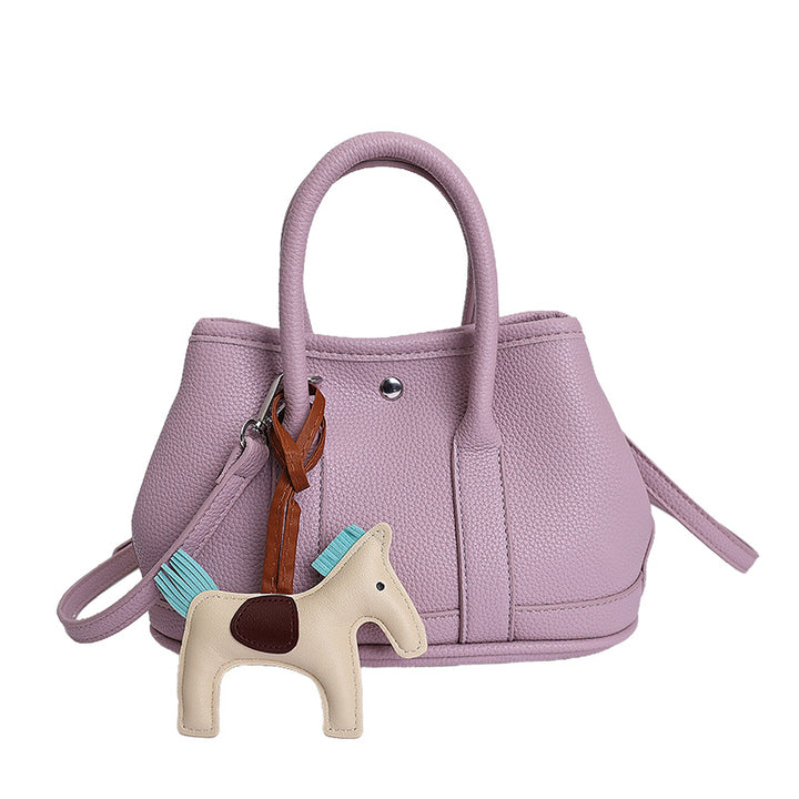 Damen Handtasche mit elegantem Design und verspieltem Anhänger Nord Taschen