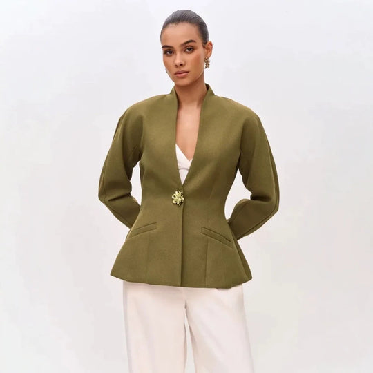 Damen Skulptural taillierte Jacke mit Schößchen, Stehkragen und Schmuckbrosche Nord Taschen