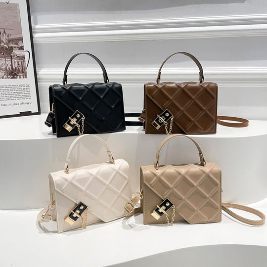Damen Handtasche im modernen Steppmuster mit eleganter Kettenverzierung Nord Taschen