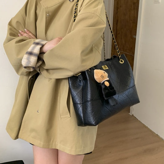 Damen Umhängetasche mit elegantem Kettenakzent und niedlichem Anhänger Nord Taschen