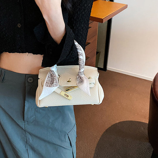Damen Handtasche mit innovativem Haltegriff und modischen Details | Nord Taschen
