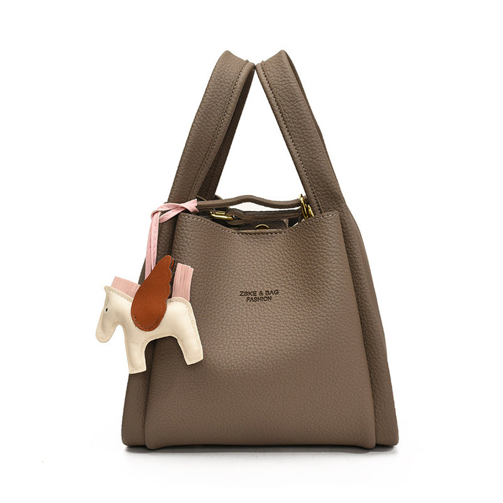 Damen Handtasche mit charmantem Tieranhänger und stilvollem Design Nord Taschen