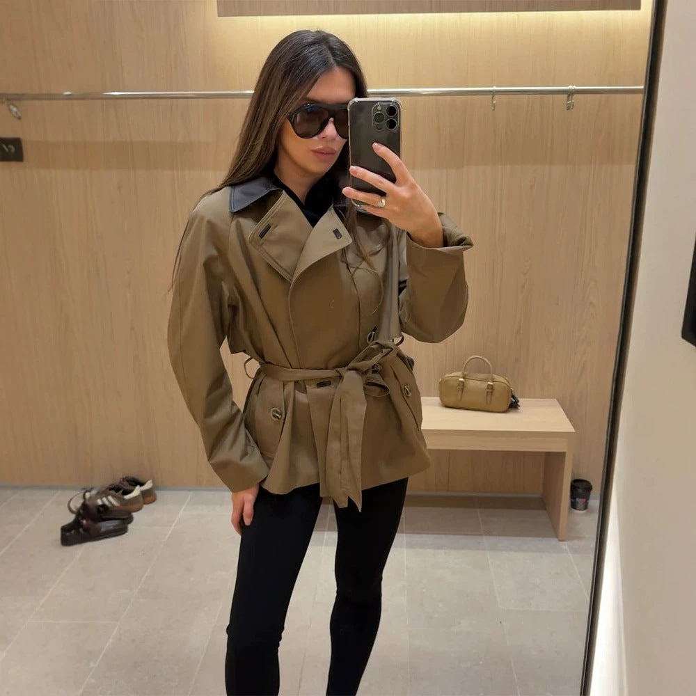 Damen Kurztrenchjacke mit taillierter Silhouette, Bindegürtel und kontrastkragen Nord Taschen