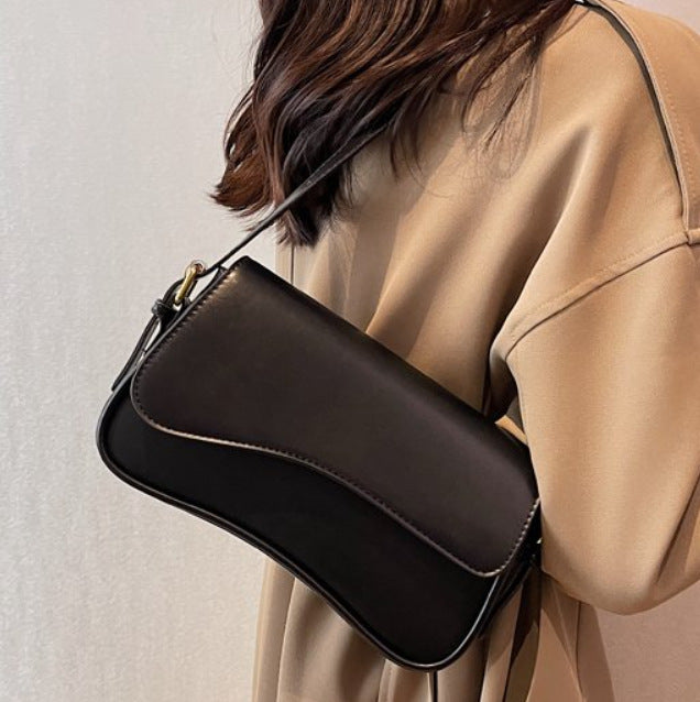 Damen elegante Schultertasche mit glänzendem Finish Nord Taschen