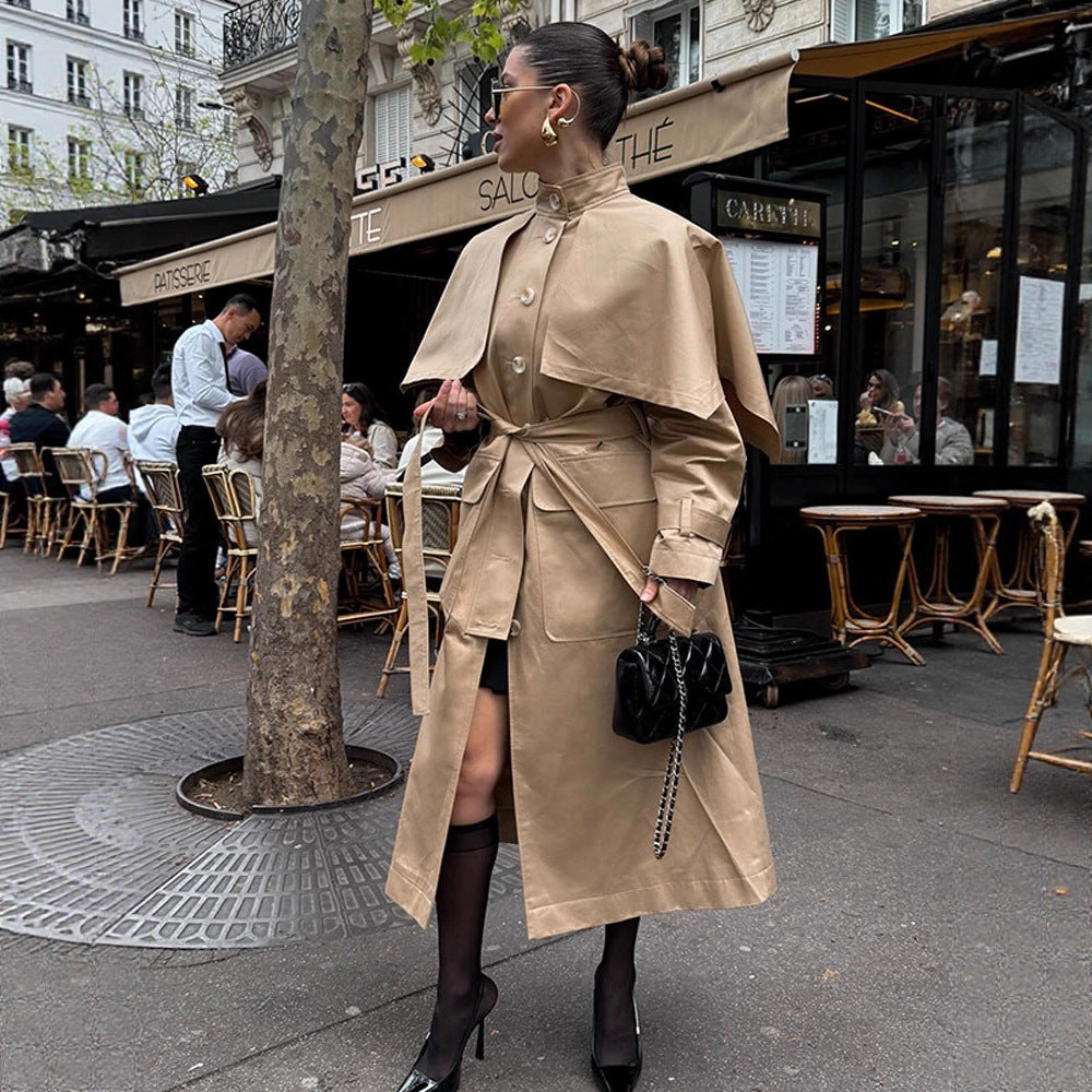 Damen Langer Trenchcoat mit Capelet, Taillengürtel und Sturmkragen Nord Taschen