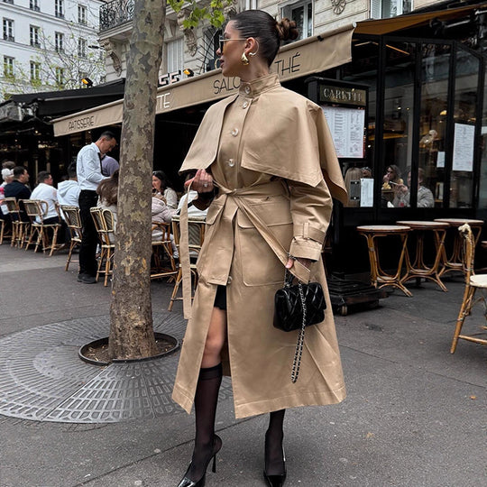 Damen Langer Trenchcoat mit Capelet, Taillengürtel und Sturmkragen Nord Taschen