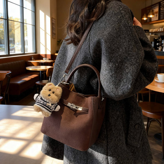 Damen modische Handtasche mit kuscheligem Teddy-Anhänger Nord Taschen