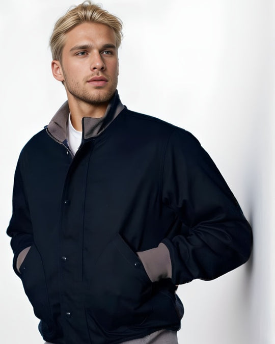 Herren Kurzblouson mit Stehkragen, verdeckter Druckknopfleiste und Rippbündchen Nord Taschen