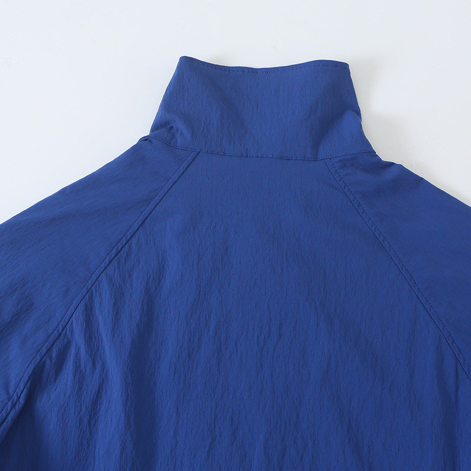 Damen Leichte Cropped Windjacke mit Stehkragen, Raglanärmeln und Tunnelzug Nord Taschen